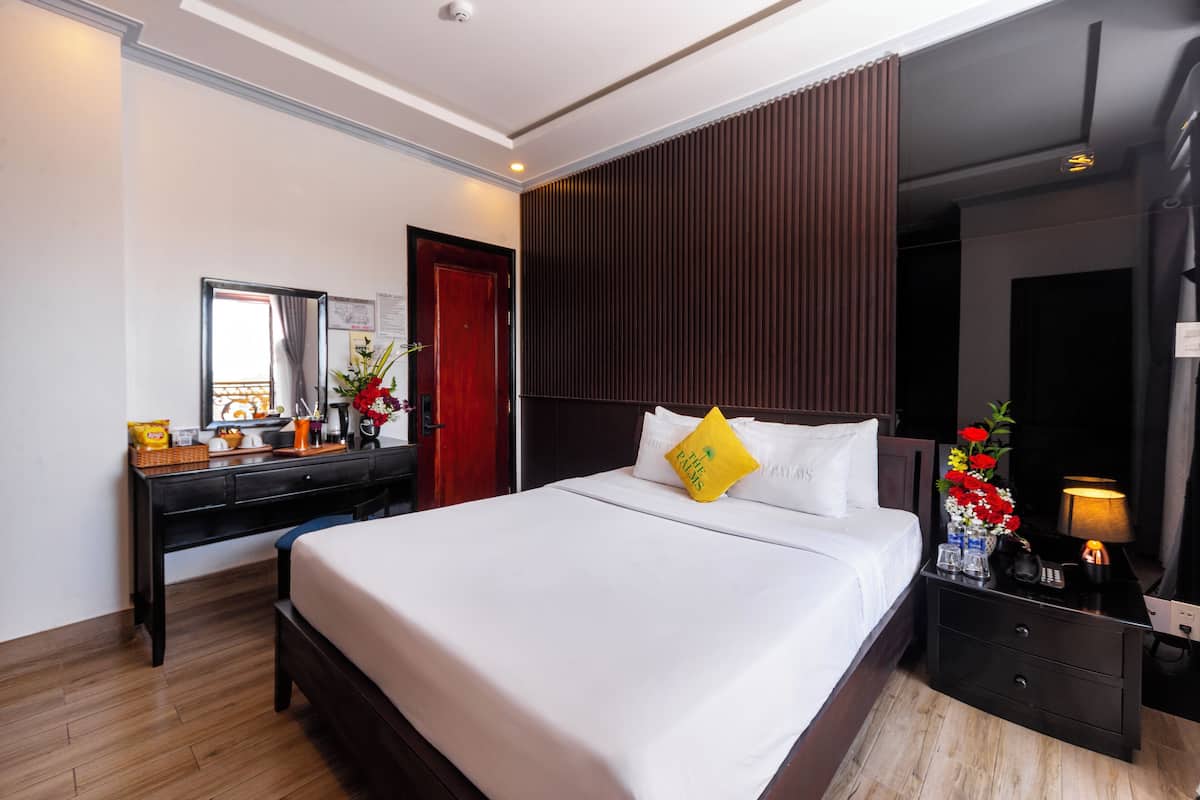 Superior-huone, oma kylpyhuone, kaupunkinäköala | Untuvapeitot, memory foam -patjalliset sängyt, minibaari