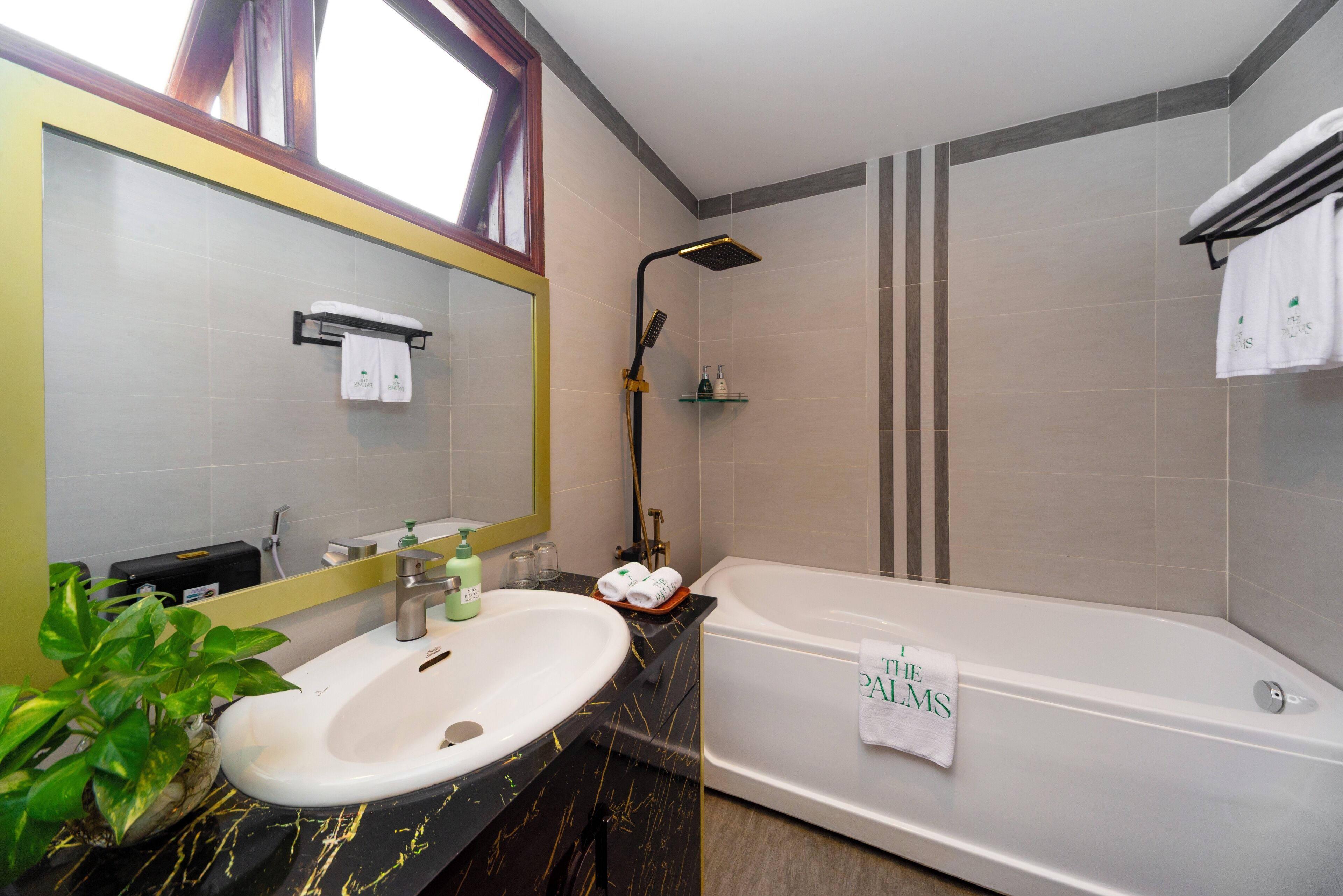 Une salle de bain moderne avec un grand lavabo, une baignoire et une douche.
