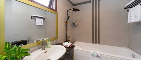 Une salle de bain moderne avec un grand lavabo, une baignoire et une douche.