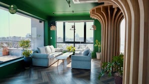 Una sala de estar moderna con un juego de sofá, una mesa de centro y plantas en macetas.