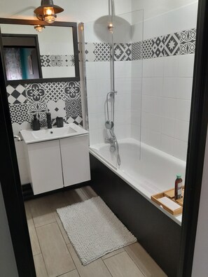 Hårtork, handdukar, tvål och schampo