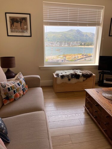 Beautiful 2 bedroom Deganwy apartment with estuary views