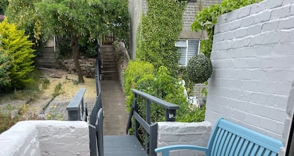 Beautiful 2 bedroom Deganwy apartment with estuary views
