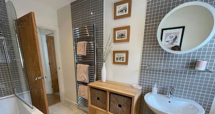 Beautiful 2 bedroom Deganwy apartment with estuary views