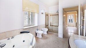 A bathroom with a bathtub, two toilets, a glass shower enclosure, and a walk-in closet. - Beautiful Villa With Private Spa (Alviano)