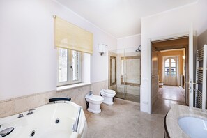 Combined shower/tub, hair dryer, bidet, towels - Beautiful Villa With Private Spa (Alviano)