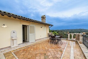 Outdoor dining - Beautiful Villa With Private Spa (Alviano)