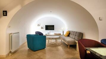 Appartement Confort, 2 chambres, non-fumeurs | Coin séjour | Télévision à écran plat de 81 cm avec chaînes par câble