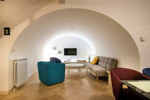 Comfort-Apartment, 2 Schlafzimmer, Nichtraucher | Wohnbereich | 81-cm-Flachbildfernseher mit Kabelempfang