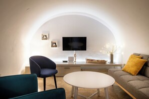 Comfort-Apartment, 2 Schlafzimmer, Nichtraucher | Wohnbereich | 81-cm-Flachbildfernseher mit Kabelempfang