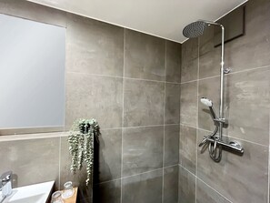 Shower, hair dryer, towels, soap - Kloster-Quartier (Münster)