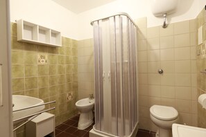 Shower, hair dryer, bidet, towels - The study of Podere Bellavista (Monteprandone)