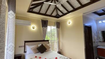 خزنة داخل الغرفة ومكتب ومساحة عمل للكمبيوتر المحمول ومكواة/لوح كي