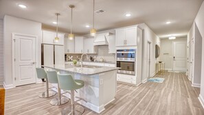 ثلاجة، ميكروويف، فرن، موقد طهي مسطح