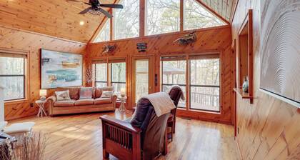 Lakefront Arkansas Home w/ Deck, Grill & Cornhole!