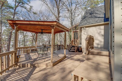 Lakefront Arkansas Home w/ Deck, Grill & Cornhole!