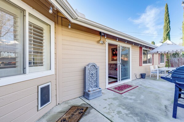 A house with a covered patio, a stone memorial, and a barbecue grill. - Lovely Templeton Home Near 200 Wineries! (Templeton)