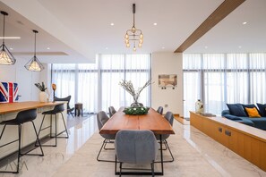 Deluxe Villa | Dining room