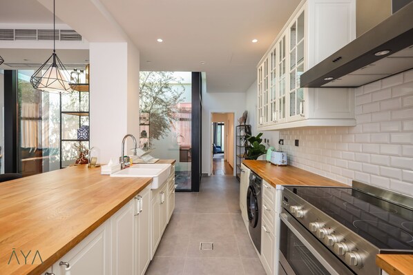 Vila Deluks | Dapur pribadi | Lemari es, microwave, oven, dan mesin pencuci piring