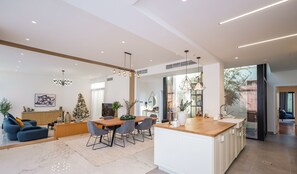 Vila Deluks | Dapur pribadi | Lemari es, microwave, oven, dan mesin pencuci piring