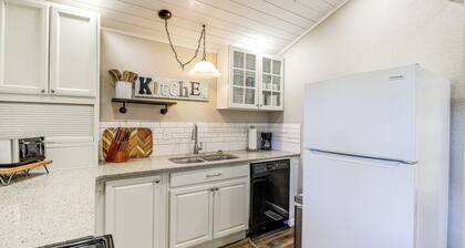 Cozy Cottage w/ Pool Btwn Knoxville & Pigeon Forge