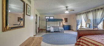 Quaint Youngstown Home ~ 2 Mi to Boardman Park!