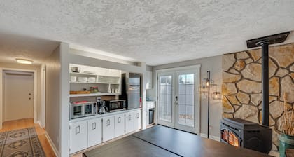 Cozy Nampa Escape w/ Fireplace + Smart TV!