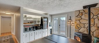 Cozy Nampa Escape w/ Fireplace + Smart TV!
