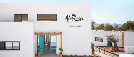 Un edificio moderno con un letrero que dice "mi Amazara HOTEL BOUTIQUE".