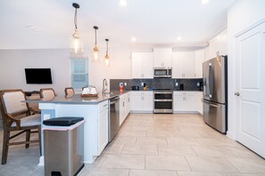 House, Multiple Bedrooms | Private kitchen - 9056sh-the Retreat At Championsgate 8 Bedroom Home by RedAwning (Davenport)