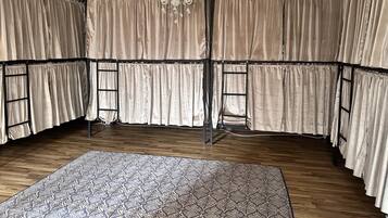 Perusyhteismajoitus, sekamajoitus, 2 kylpyhuonetta, pohjakerroksessa | Äänieristys, silitysrauta/-lauta, ilmainen Wi-Fi, vuodevaatteet