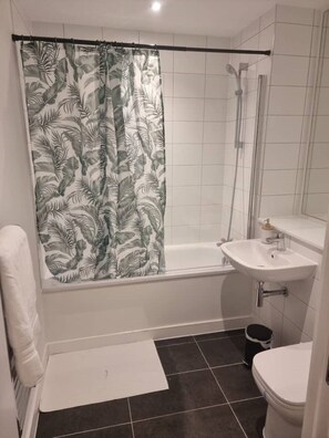 Secadora de cabello, toallas, jabón, papel de baño 