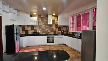 Vila | Dapur pribadi | Lemari es, microwave, oven, dan kompor