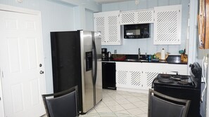 冷蔵庫、電子レンジ、オーブン、コンロ