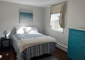 3 bedrooms, iron/ironing board, Internet, bed sheets - Chatham Tails & Trails! (Chatham)