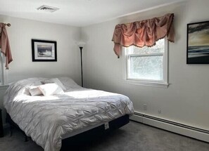 3 bedrooms, iron/ironing board, Internet, bed sheets - Chatham Tails & Trails! (Chatham)