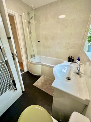 Asciugacapelli, asciugamani, sapone, shampoo