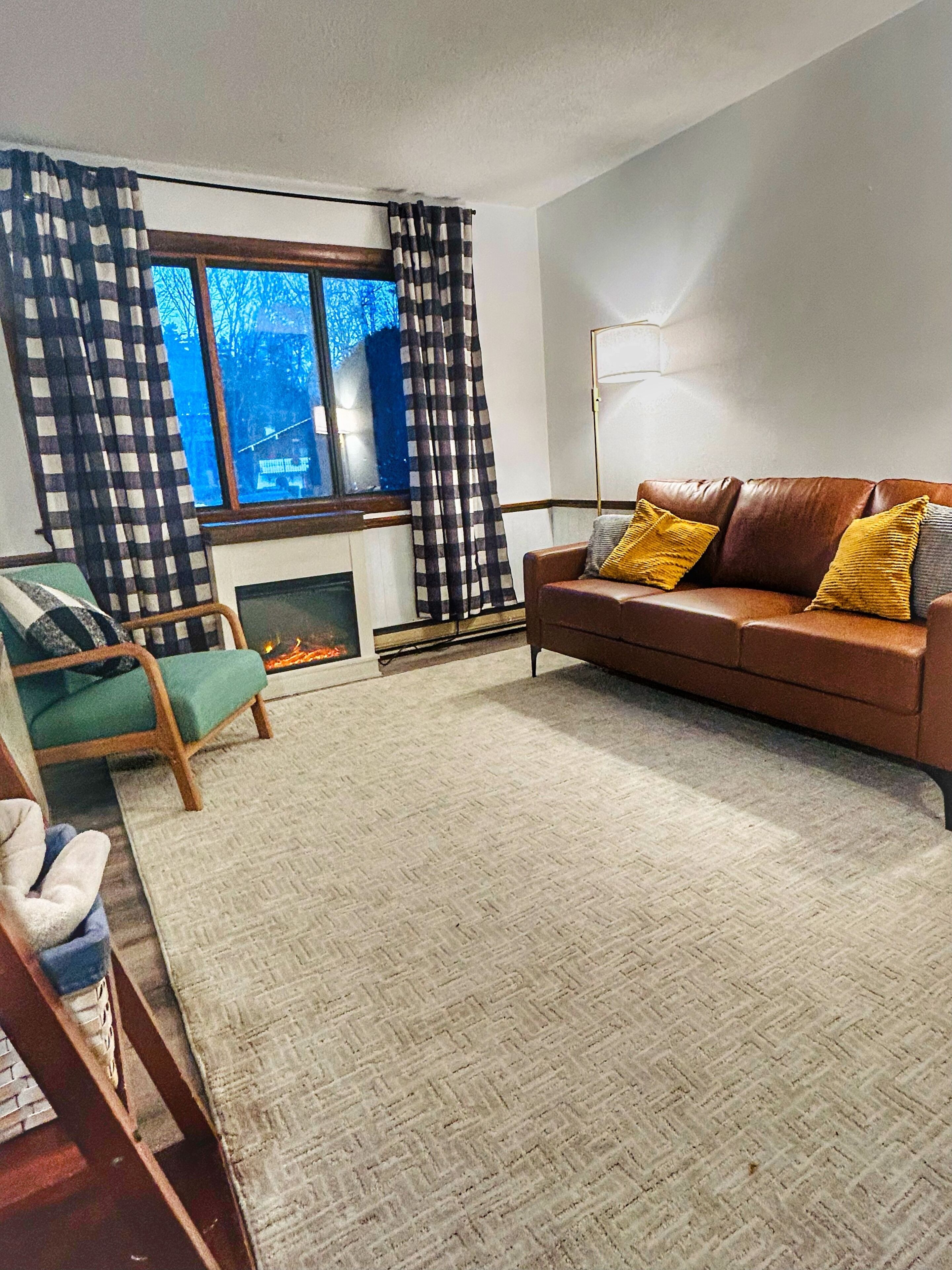 New Listing! Updated Chalet Condo. Walk to Story Land, Pool, Golf, W/D in Unit