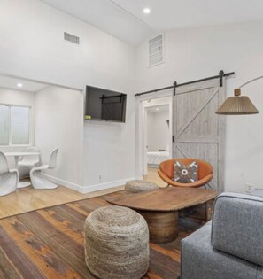 2 bedrooms, in-room safe, iron/ironing board, WiFi - VENICE BEACH CA - 2 BR - Apt. Beautiful Boho Chic Contemporary Style   (Los Angeles)