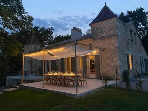 Outdoor dining - Magnifique Maison Ancienne Avec Piscine et vue (Bardou)