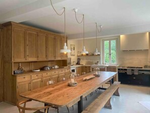 Fridge, microwave, oven, stovetop - Magnifique Maison Ancienne Avec Piscine et vue (Bardou)