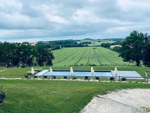 Een buitenzwembad en een verwarmd zwembad