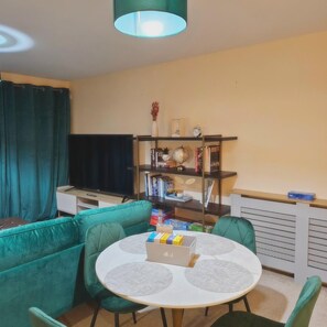 Apartment | Dining - Remarkable 2-bed Apartment in Manchester (Manchester)