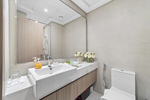 Shower, hair dryer, towels, shampoo - Studio APT w/ Gym, Pool, Tennis Court & Playground (Dubai)