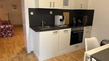 Ofen, Herdplatte, Geschirrspüler, Wasserkocher mit Kaffee-/Teezubehör