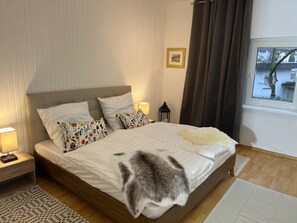 1 室のベッドルーム、デスク、WiFi (無料)、ベッドシーツ