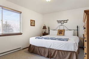 3 habitaciones, tabla de planchar con plancha, wifi y ropa de cama 