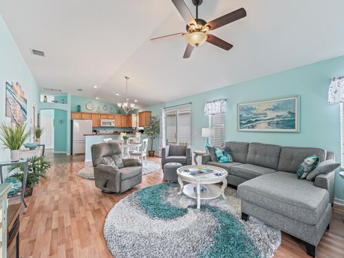 Sunny Retreat: 3BR/2BA Courtyard Villa  - Golf Cart Included!