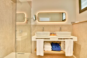 Deluxe Suite | Bathroom