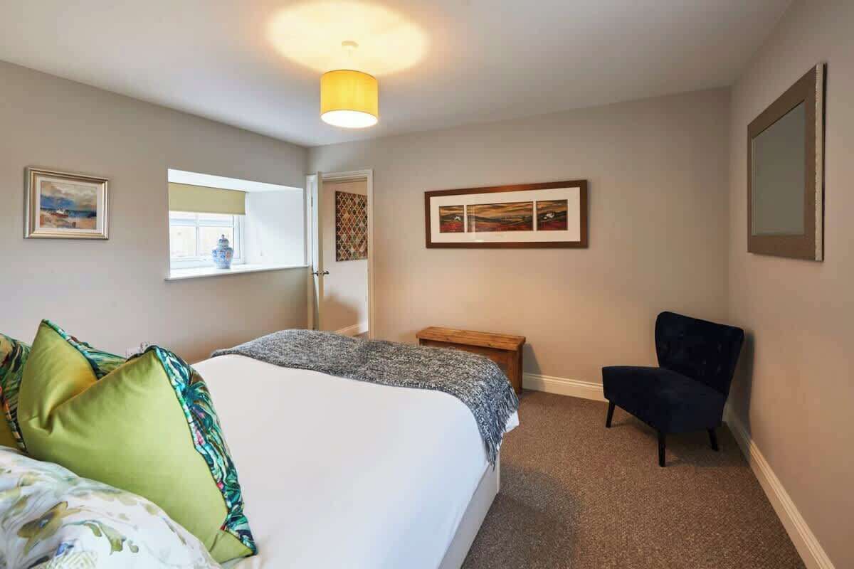 2 bedrooms, desk, iron/ironing board, WiFi